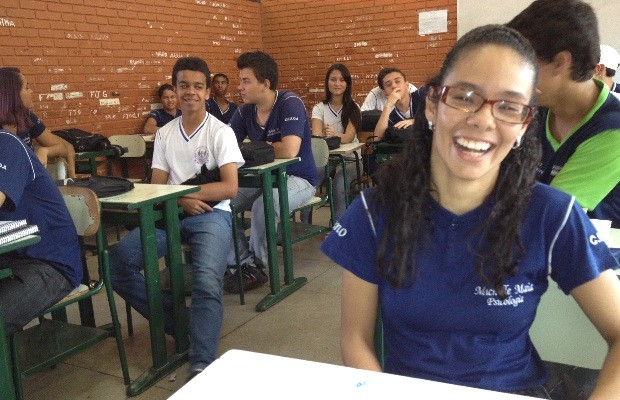 Michelly Maia, de 20 anos, tem deficiência física e dedica noites de estudo ao Enem, em Goiânia (Foto: Humberta Carvalho/G1)