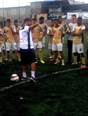 Técnico Cleiton Marcelino conversa com o time Sub-20 do Rio Branco-ES (Foto: Arquivo Pessoal)