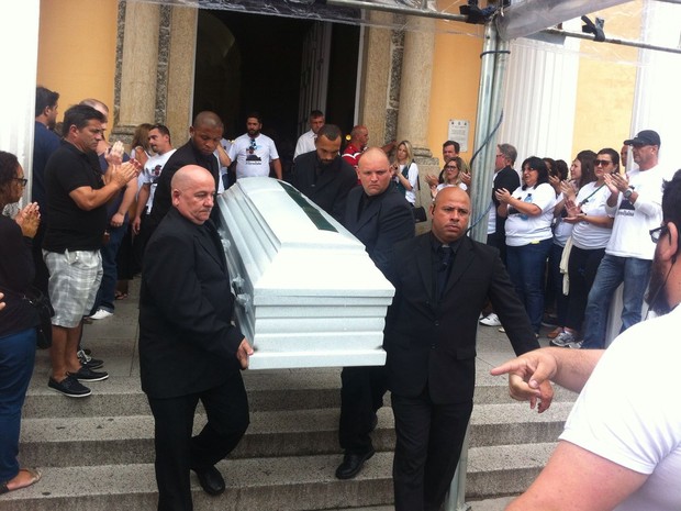 Caixão com o repórter da RBS TV Giovane Klein foi o primeiro a deixar a catedral em Florianópolis (Foto: Melina Castro/G1)