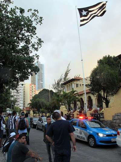 Botafogo - Torcedores fazem concentração em General Severiano  (Foto: Hector Werlang)