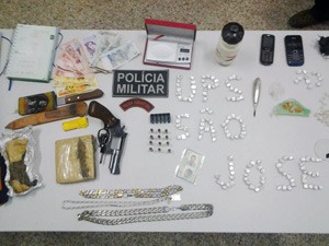 Polícia apreendeu drogas, um revólver e dinheiro na ação realizada no bairro São José, em João Pessoa (Foto: Divulgação/Polícia Militar da Paraíba)