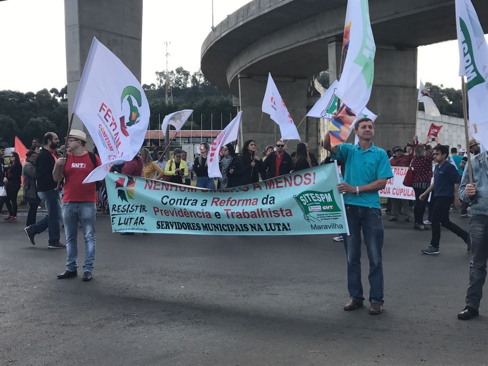 Manifestação em Chapecó também é contra reformas em tramitação no Congresso (Foto: Isabella Fernandez/RBS TV)