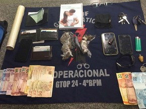 Dinheiro, droga e objetos apreendidos com suspeitos de tráfico e noivo que comprava maconha (Foto: Polícia Militar/Divulgação)