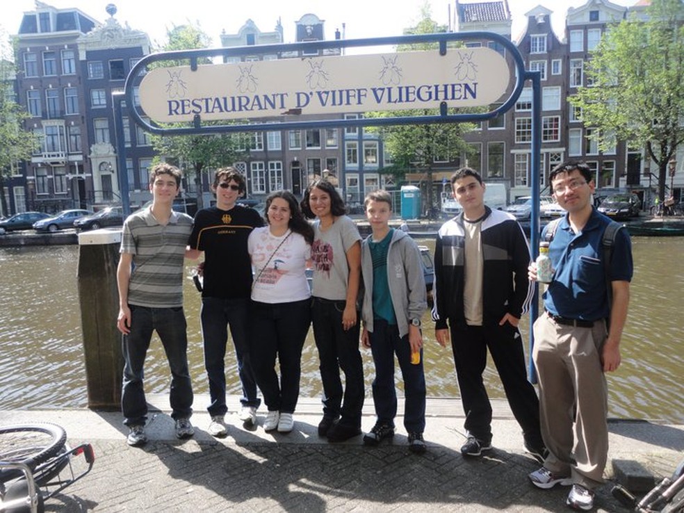 Equipe da IMO 2011 em Amsterdã: havia duas mulheres na época, Deborah e Maria Clara (Foto: Arquivo pessoal)