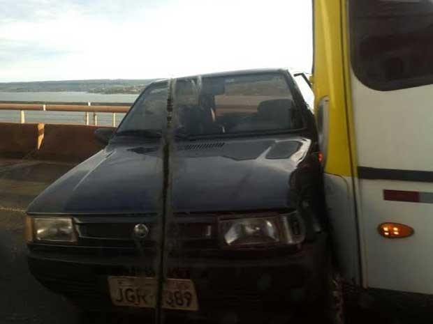 Carro e ônibus envolvidos em acidente na Ponte JK, no DF (Foto: Maria Luísa Salomão/Arquivo pessoal)