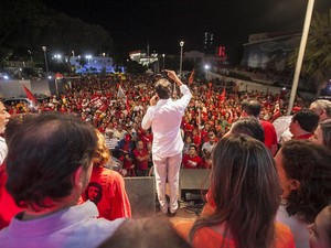 Governador Camilo Santana e ex-ministro Ciro Gomes participararam da manifestação (Foto: Divulgação)