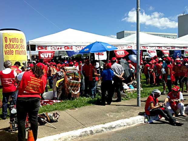 Professores se concentram na Esplanada dos Ministérios, em Brasília, durante protesto pela educação (Foto: Isabella Formiga/G1) Professores se concentram na Esplanada dos Ministérios, em Brasília, durante protesto pela educação (Foto: Isabella Formiga/G1)