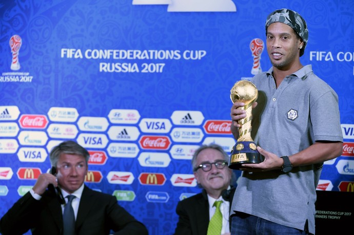Ronaldinho Gaúcho exibe o troféu da Copa das Confederações de 2017 (Foto: ALFREDO ESTRELLA / AFP)