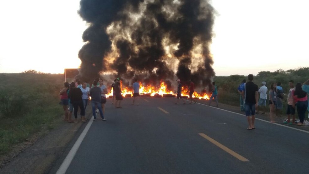 Cobrando segurança, moradores bloquearam os dois sentidos da via  (Foto: Divulgação/PM)