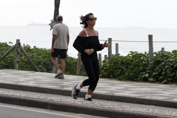 Luiza Brunet caminhando na orla (Foto: Gil Rodrigues/ FotoRio News)