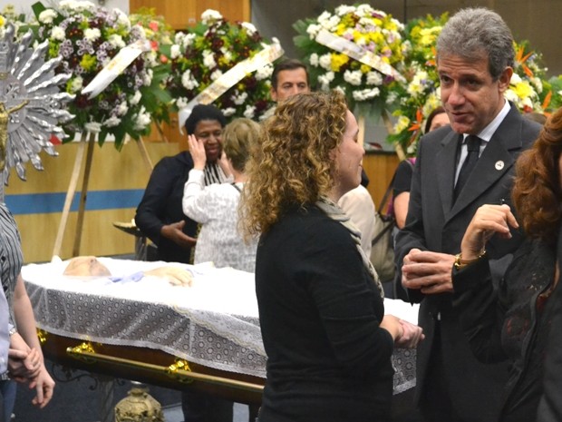 Ministro Saúde comparece ao velório do médico Gilmar Carvalho (Foto: Daniel Corrá/G1)