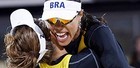 Na areia, Juliana e Larissa estão na semifinal (Agência AP)