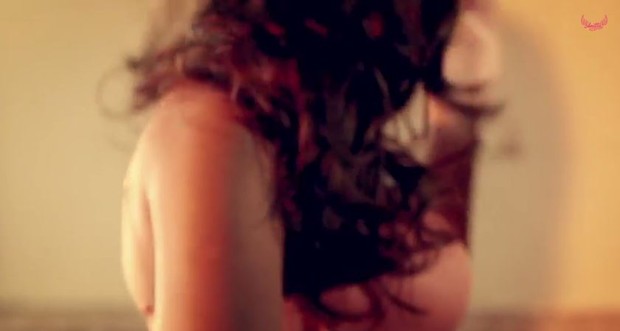 Anitta aparece de sutiã em clipe (Foto: Reprodução / Youtube)