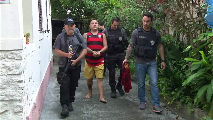 Um dos integrantes da Torcida Jovem do Flamengo foi preso na Ilha do Governador (Foto: Reprodução / TV Globo)