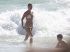 Sophie Charlotte dá ajeitadinha em biquíni em praia com Daniel Oliveira