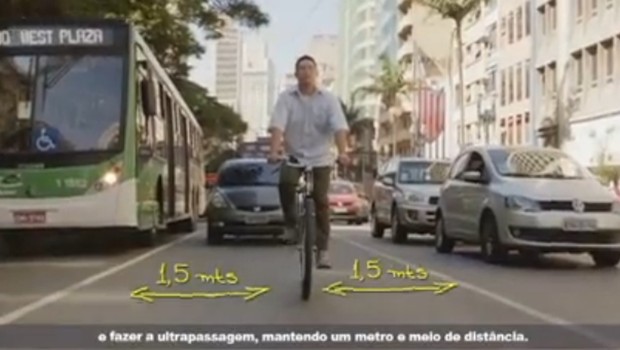 Ciclista ocupando a pista da forma mais segura e setas indicando a distância que os motoristas devem respeitar: as duas informações mais importantes da campanha. (Foto: Reprodução) Ciclista ocupando a pista da forma mais segura e setas indicando a distância que os motoristas devem respeitar: as duas informações mais importantes da campanha. (Foto: Reprodução)