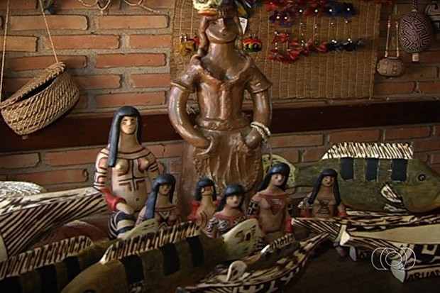 Visitantes do Rio Araguaia conhecem a cultura dos índios Karajá, em Goiás (Foto: Reprodução/TV Anhanguera)