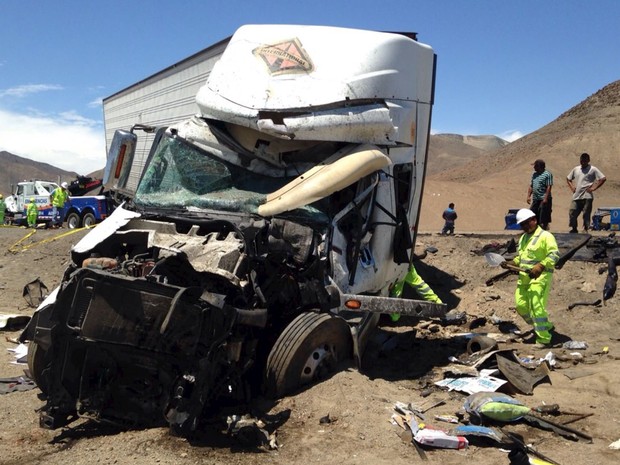 acidente ônibus caminhão Peru 02 (Foto: Reuters)