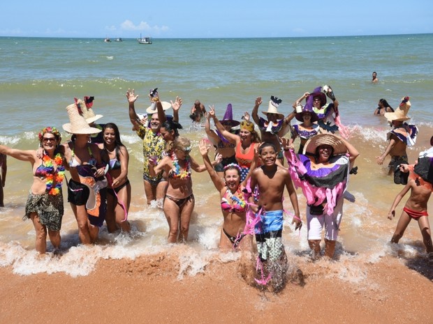 Tradicional banho de mar à fantasia, em Manguinhos (Foto: Fernando Madeira/ A Gazeta)