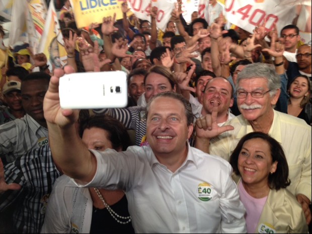 Eduardo Campos faz foto ao lado das candidatas do PSB ao governo da Bahia, Lídice da Mata, e ao Senado, Eliana Calmon (Foto: Henrique Mendes/G1)