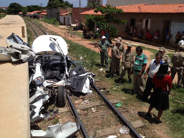Metrô de Teresina colide com táxi na linha férrea no bairro Ilhotas, zona Sul. (Foto: Gil Oliveira/G1)