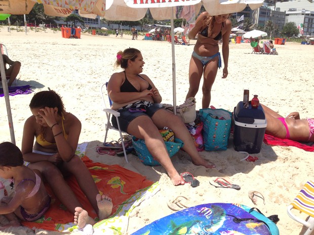 Família de Caxias costuma levar alimentos para a praia por causa dos preços altos (Foto: Káthia Mello/G1 Rio) Família de Caxias costuma levar alimentos para a praia por causa dos preços altos (Foto: Káthia Mello/G1 Rio)