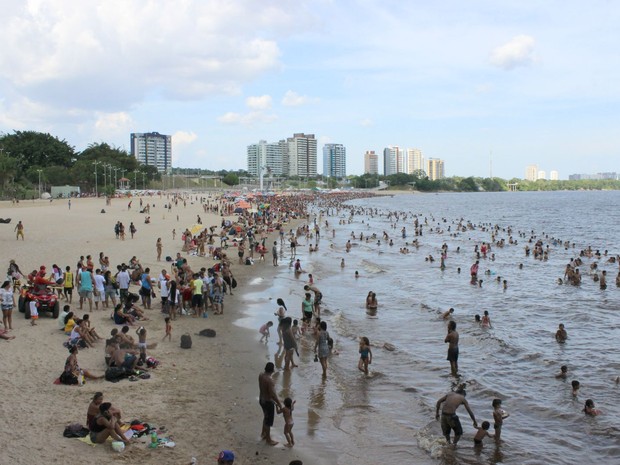 Praia da Ponta Negra fica às margens do Rio Negro (Foto: Adneison Severiano/G1 AM)