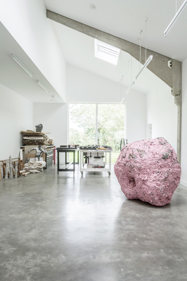 Reforma transforma antigo celeiro em casa minimalista e confortável (Foto: Adrien Fouéré)