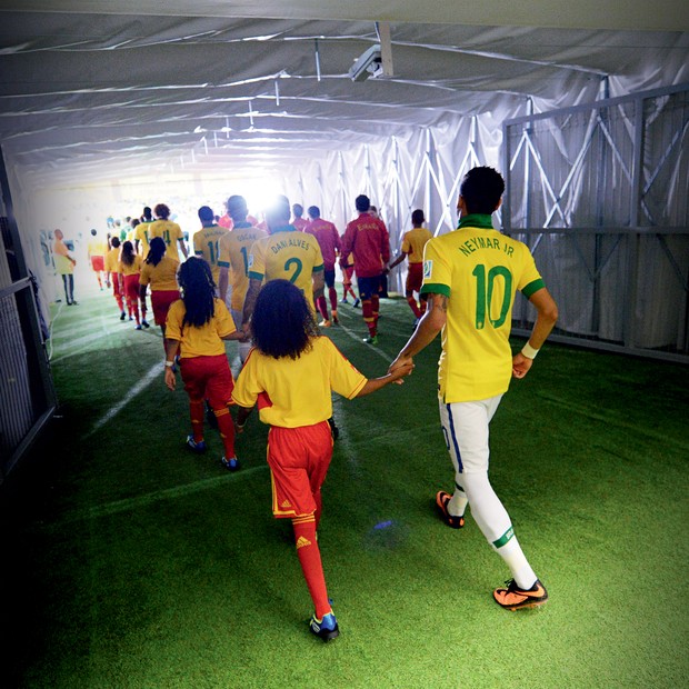 EXPECTATIVA A Seleção Brasileira entra em campo  no Maracanã para a final da Copa das Confederações, em junho de  2013. Foi um  treino para 2014 (Foto: Stuart Franklin/FIFA/Getty Images)