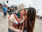 Público comemora o sexto dia do Rock in Rio com beijo gay