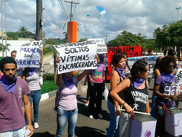 Mulheres protestam contra vocalista da New Hit em casa de veraneio na BA (Foto: Divulgação/ Núcleo Negra Zeferina)