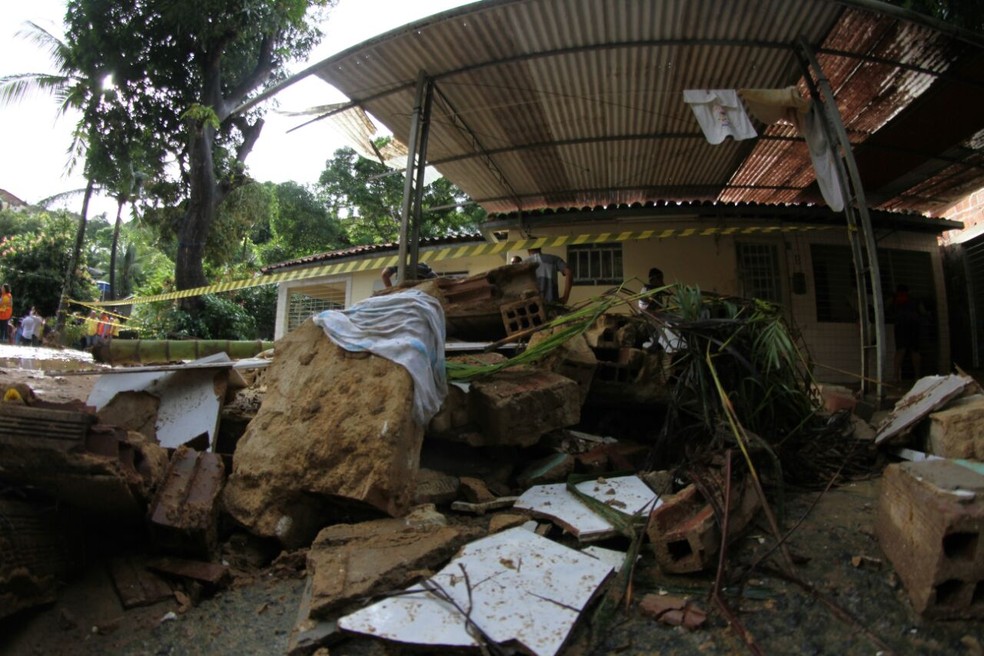 Deslizamento no bairro da Linha do Tiro, na Zona Norte do Recife, deixou duas pessoas mortas  (Foto: Aldo Carneiro/Pernambuco Press)