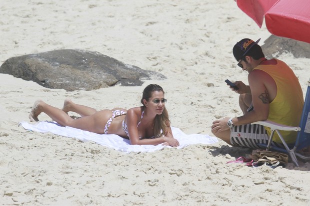 Adriana e Rodrigão, ex-bbbs, em praia no RJ (Foto: Dilson Silva / Agnews)