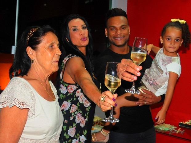 Scheila Carvalho com a mãe, o marido, Tony Salles, e a filha, Giulia, em festa em Salvador, na Bahia (Foto: Juci Ribeiro/ Divulgação )