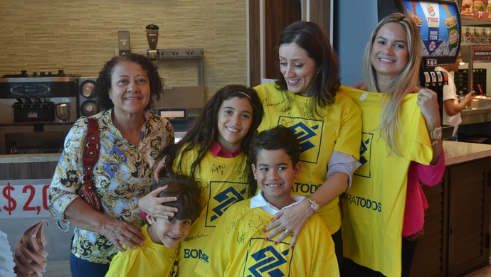 Família alagoana exibe as camisas e autógrafos  (Foto: Jota Rufino / GloboEsporte.com)
