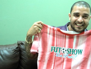 Cantor mostra a camisa do Futshow da Paz, que o SporTV transmite neste domingo (Foto: Marcella Dottling/SporTV)
