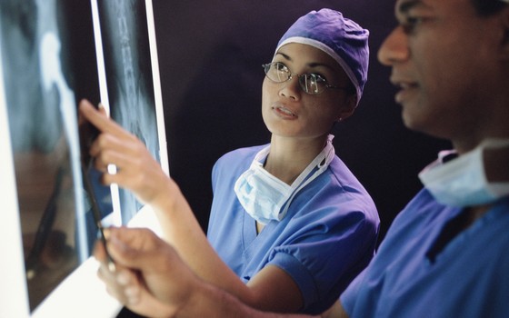 Médicos observam exame de raio-x (Foto: Thinkstock/Getty Images)