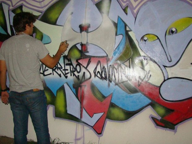 Rodrigo grafitando um de seus painéis (Foto: Divulgação/Facebook)