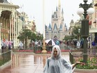Sheila Mello e a filha posam com capas de chuva na Disney