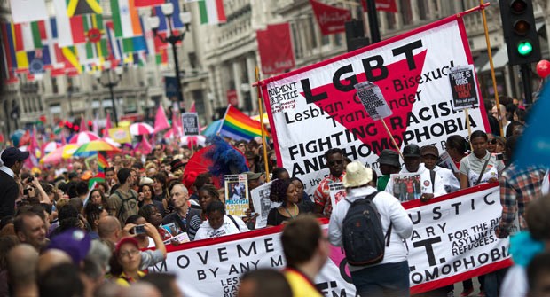 Integrantes da comunidade LGBT participa de para do orgulho gay em Londres, neste sábado (7) (Foto: Andrew Cowie / AFP)