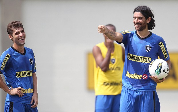 Fellype Gabriel e Loco Abreu - treino do botafogo (Foto: Alexandre Cassiano / Agência O Globo)