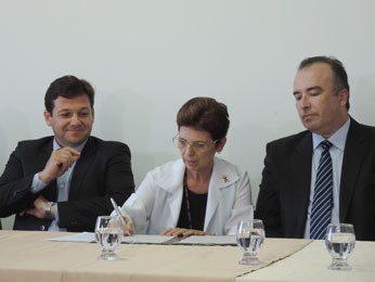 Presidente do Gacc, Vera Morais, entre o prefeito Geraldo Julio e secretário de Educação, Jorge Vieira (Foto: Luna Markman/G1) Presidente do Gacc, Vera Morais, entre o prefeito Geraldo Julio e secretário de Educação, Jorge Vieira (Foto: Luna Markman/G1)