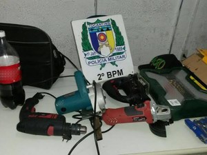 Objetos roubados apreendidos com menores em Araguaína (Foto: Divulgação/PM-TO) Objetos roubados apreendidos com menores em Araguaína (Foto: Divulgação/PM-TO)