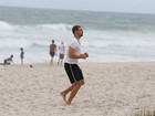 Cauã Reymond corre em praia do Rio e posa com fãs