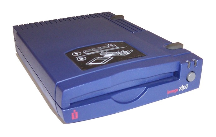 O Zip Drive permitia armazenar grandes quantidades de dados (Foto: Reprodução)