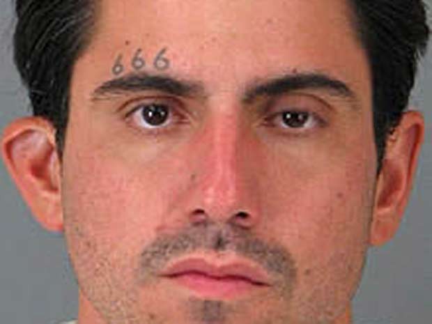 Acusado de crime sexual, o americano Jason Richard Budrow tatuou na testa 666, que é conhecido como o número do satã.  (Foto: AP)