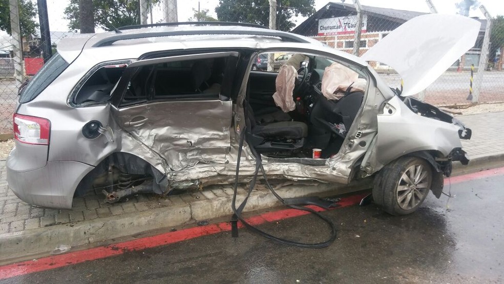 Carro envolvido na batida em Pinhais, onde o passageiro de um dos carros morreu (Foto: PRE/Divulgação)
