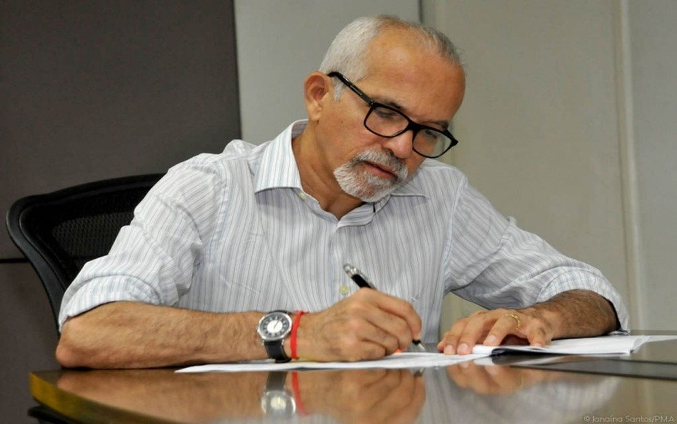 Prefeito de Aracaju, Edvaldo Nogueira, diz que trabalha para regularização da coleta do lixo na cidade (Foto: Janaína Santos)