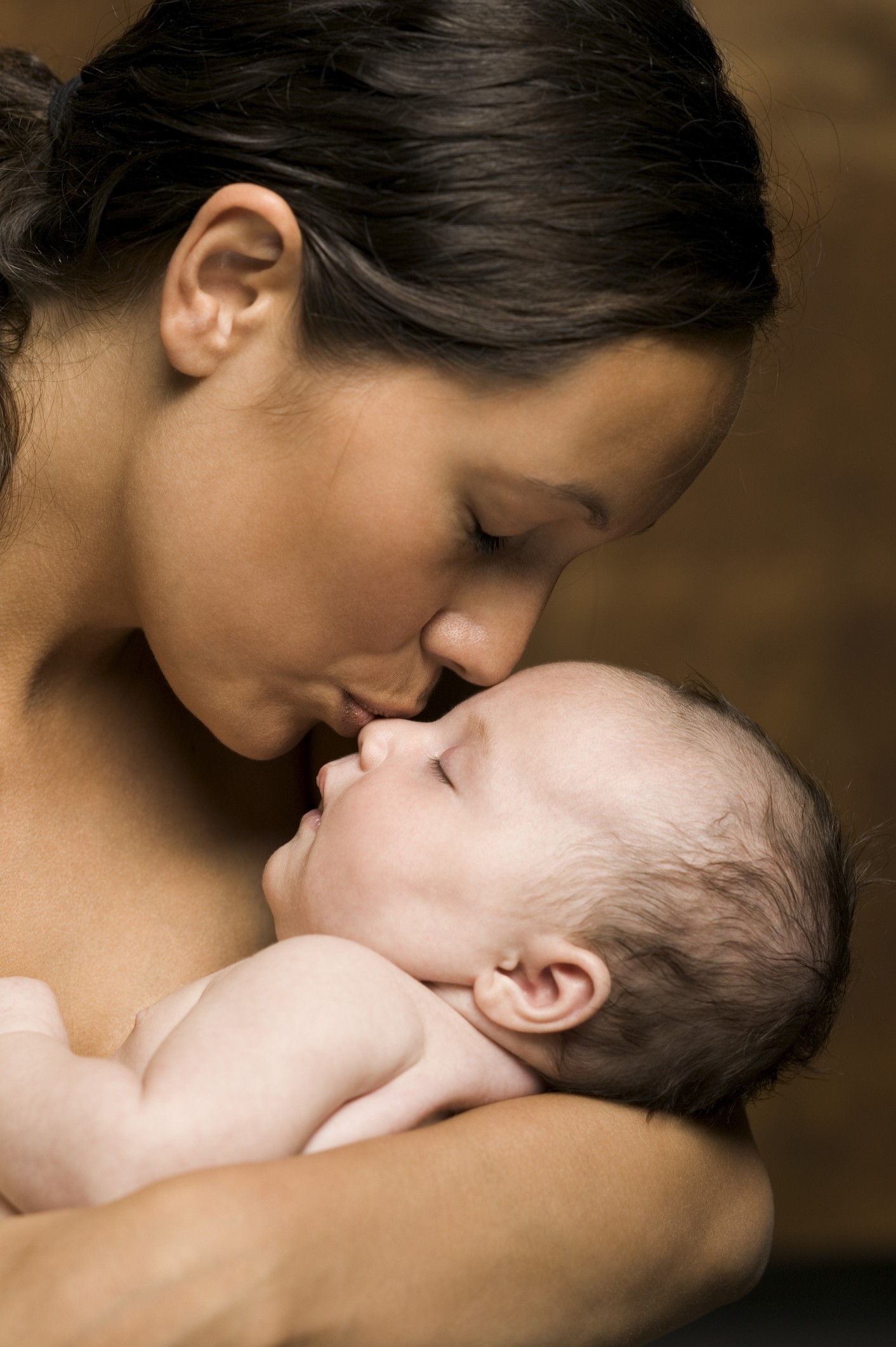 Mãe segura bebê no colo (Foto: Thinkstock)