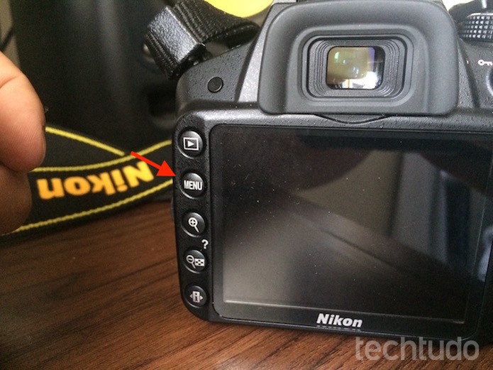 Acessando o menu de uma câmera DLSR da Nikon (Foto: Marvin Costa/TechTudo) Acessando o menu de uma câmera DLSR da Nikon (Foto: Marvin Costa/TechTudo)